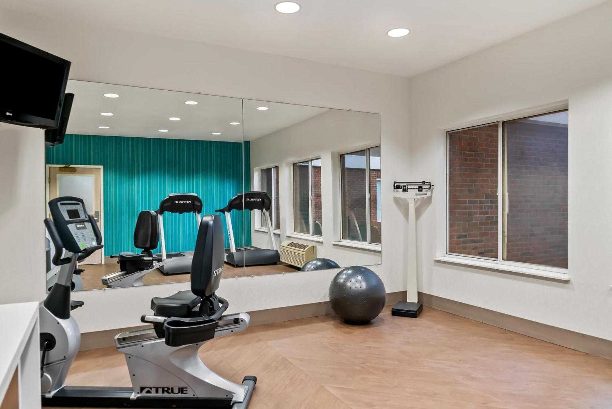 Holiday Inn Express Hotel & Suites Marion By Ihg Buitenkant foto