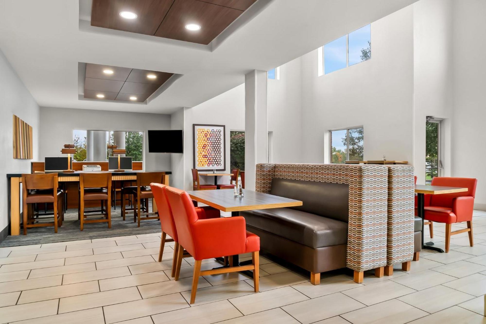 Holiday Inn Express Hotel & Suites Marion By Ihg Buitenkant foto